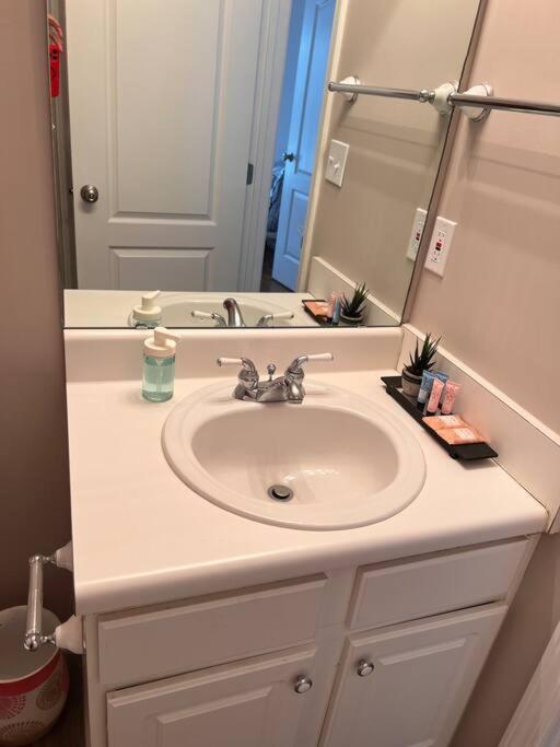 Holiday home A Spacious And Warm House Fuquay-Varina